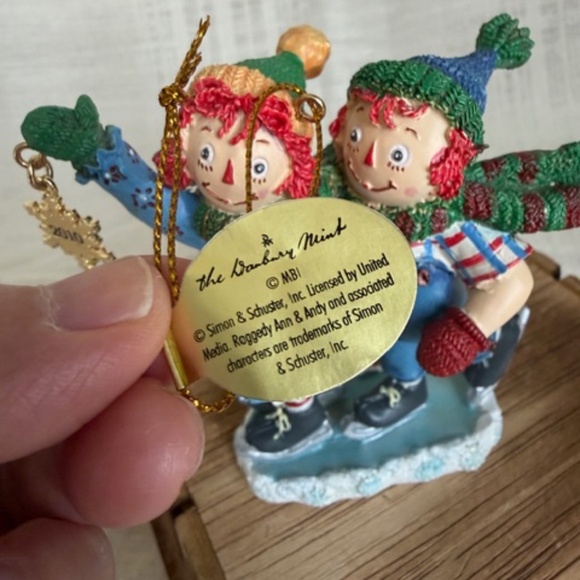 2010 Annual Raggedy Ann & Andy Ornament Winter Wonderland Skating - Picture 6 of 10